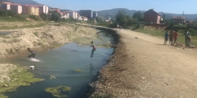 Temperatura të larta, fëmijët lahen në pusin e ujërave të zeza në Mitrovicë