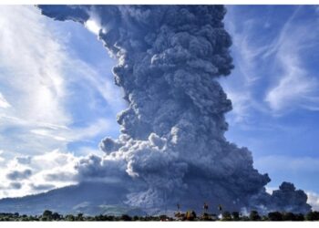 Qëndroi ‘i heshtur’ për katër shekuj, por jo më – shpërthen vullkani në Indonezi, materialet vullkanike arrijnë deri në 5,000 metra lartësi