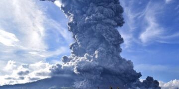 Qëndroi ‘i heshtur’ për katër shekuj, por jo më – shpërthen vullkani në Indonezi, materialet vullkanike arrijnë deri në 5,000 metra lartësi