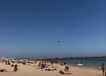 Aeroplani fluturon shumë pranë plazhit, alarmohen pushuesit