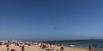 Aeroplani fluturon shumë pranë plazhit, alarmohen pushuesit