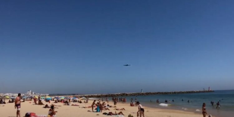 Aeroplani fluturon shumë pranë plazhit, alarmohen pushuesit