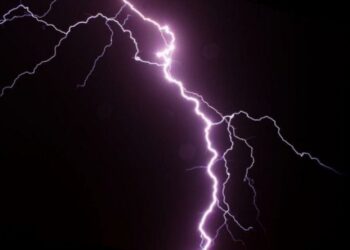 Ishin duke luajtur futboll, rrufeja mbyt 10 fëmijë