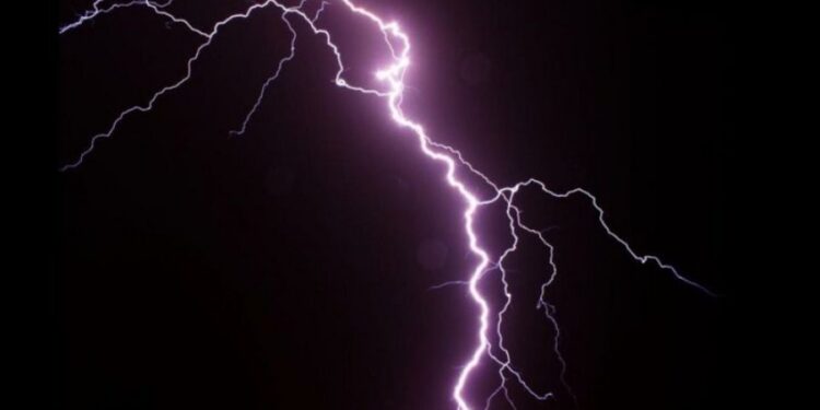 Ishin duke luajtur futboll, rrufeja mbyt 10 fëmijë