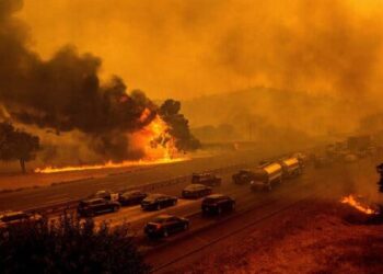 Me veturë përmes zjarrit më të madh në histori të Kalifornisë – aty ku shumëçka po shkatërrohet
