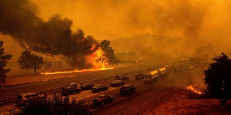 Me veturë përmes zjarrit më të madh në histori të Kalifornisë – aty ku shumëçka po shkatërrohet
