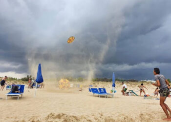 Tornado godet plazhin, pushuesit ikin me shpejtësi