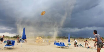 Tornado godet plazhin, pushuesit ikin me shpejtësi
