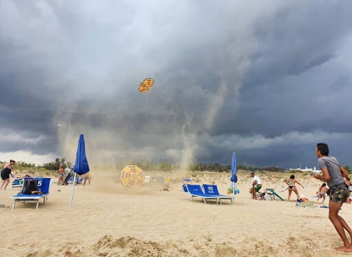 Tornado godet plazhin, pushuesit ikin me shpejtësi