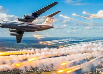 Pamje spektakolare të fishekzjarreve masive nga avionët