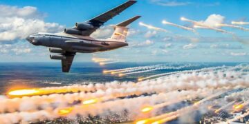 Pamje spektakolare të fishekzjarreve masive nga avionët