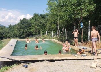 Në temperatura të larta, banori i Hanit të Elezit ndërton bazen për t’u freskuar fëmijët
