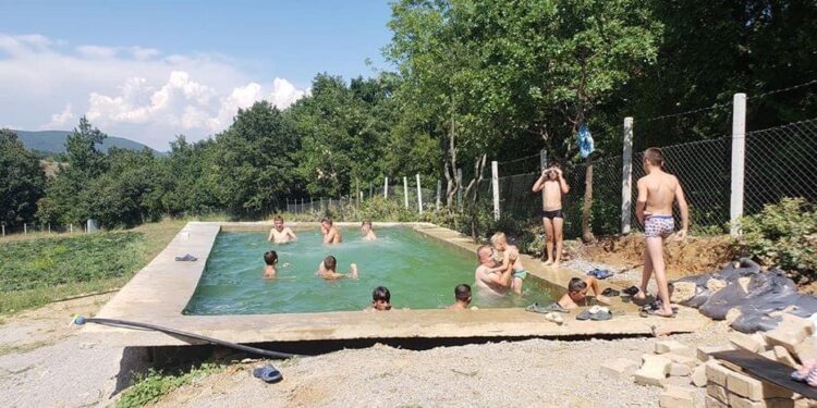 Në temperatura të larta, banori i Hanit të Elezit ndërton bazen për t’u freskuar fëmijët