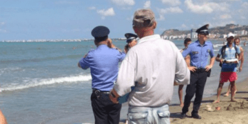 Babë e bijë mbyten në plazhin e Durrësit