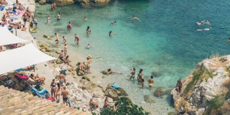 Greqia dhe Mali i Zi ua mbyllën dyert, pushuesit serbë “pushtojnë” Shqipërinë