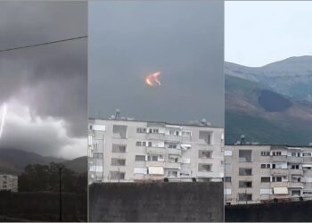 Momenti kur rrufeja godet në Vlorë të Shqipërisë