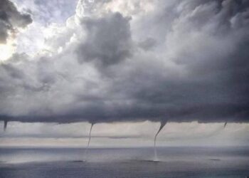 Videot spektakolare tregojnë tornadon në Itali