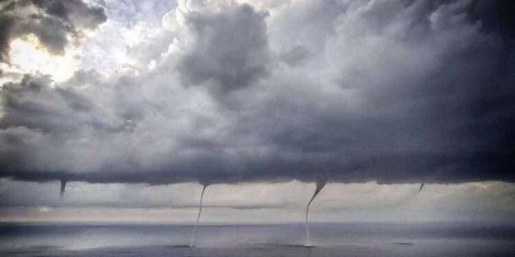 Videot spektakolare tregojnë tornadon në Itali