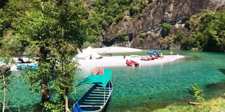 Lumi i Shalës, kjo mrekulli shqiptare që mahnit turistët