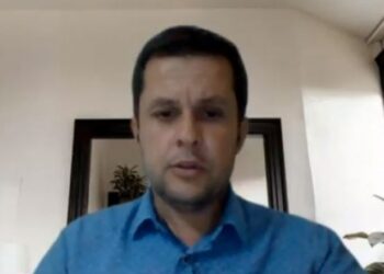 Epidemiologu shqiptar: COVID-19 ka ndryshuar, përhapet më lehtë por luftohet më lehtë nga sistemi imunitar