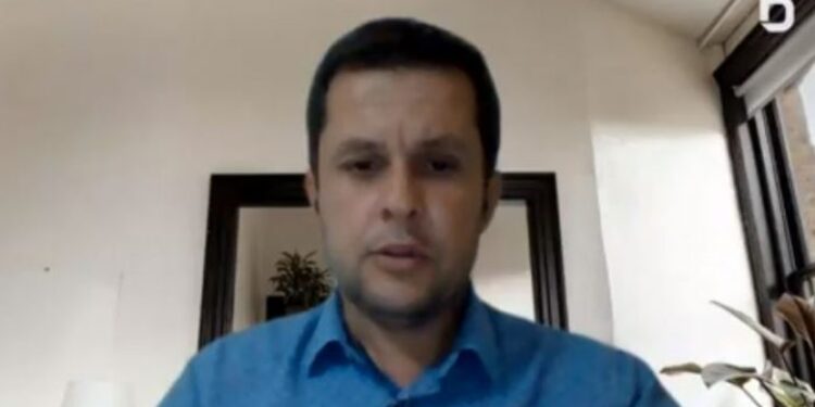 Epidemiologu shqiptar: COVID-19 ka ndryshuar, përhapet më lehtë por luftohet më lehtë nga sistemi imunitar