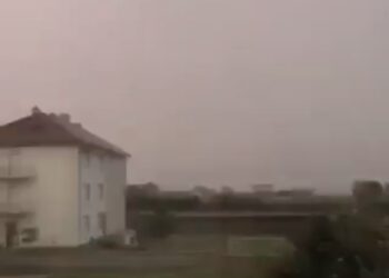 Momenti i rrezikshëm kur rrufeja godet shtëpinë në Gjakovë, shumë afër xhiruesit