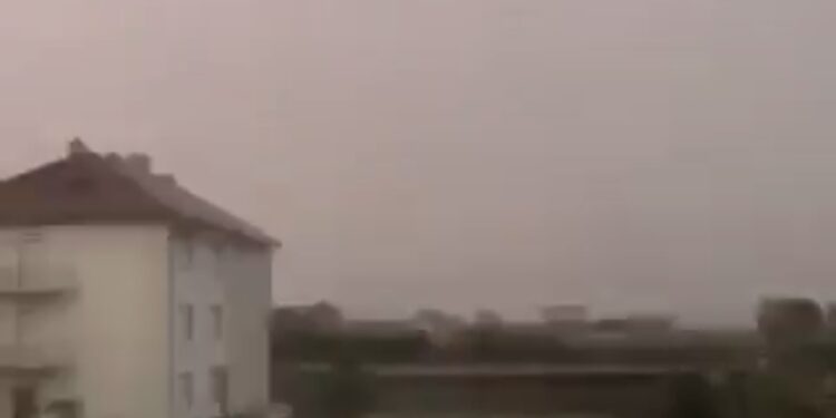 Momenti i rrezikshëm kur rrufeja godet shtëpinë në Gjakovë, shumë afër xhiruesit