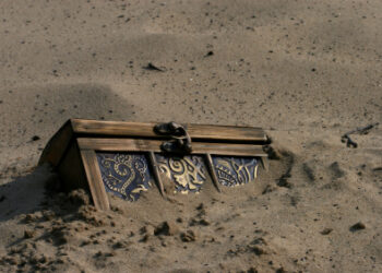 Po punonte tokën, i riu nga Tepelena zbulon thesarin kulturor që fshihej aty prej mijëra vitesh