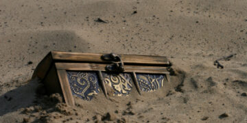 Po punonte tokën, i riu nga Tepelena zbulon thesarin kulturor që fshihej aty prej mijëra vitesh