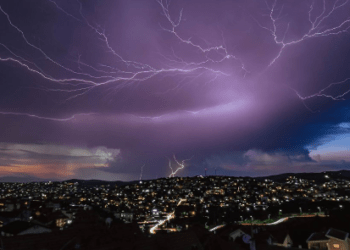 Mbrëmë mbi qiellin e Prishtinës pati spektakël rrufesh, shikoni disa nga pamjet