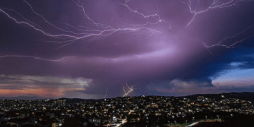 Mbrëmë mbi qiellin e Prishtinës pati spektakël rrufesh, shikoni disa nga pamjet