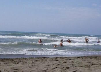 Katër pushues nga Kosova rrezikonin të mbyteshin në Velipojë, i shpëton policia