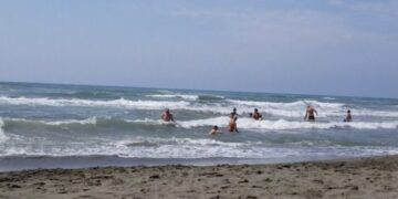 Katër pushues nga Kosova rrezikonin të mbyteshin në Velipojë, i shpëton policia