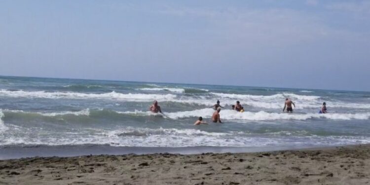 Katër pushues nga Kosova rrezikonin të mbyteshin në Velipojë, i shpëton policia