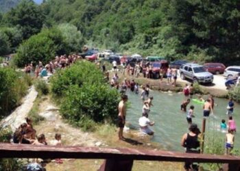 Në Deçan “harrojnë” koronavirusin, dhjetëra persona grumbullohen për t’u freskuar për shkak të temperaturave të larta