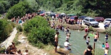 Në Deçan “harrojnë” koronavirusin, dhjetëra persona grumbullohen për t’u freskuar për shkak të temperaturave të larta