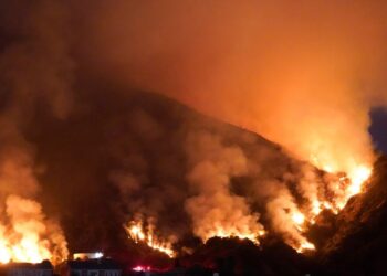 11 mijë rrufe shkaktojnë zjarre të mëdha në Kaliforni