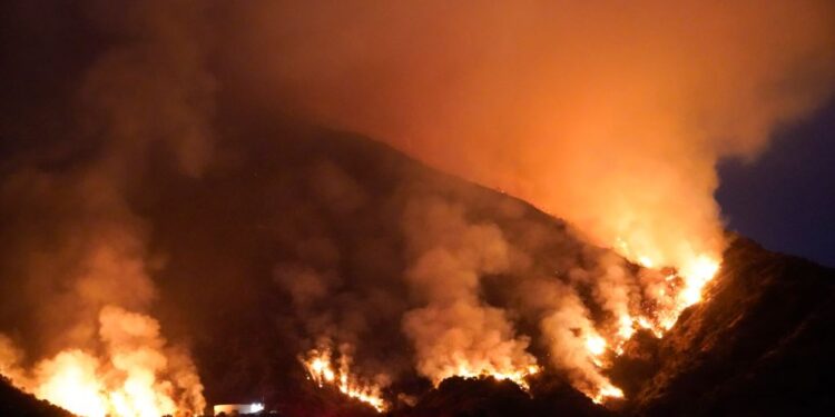 11 mijë rrufe shkaktojnë zjarre të mëdha në Kaliforni