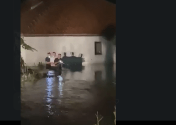 Vërshimet e mbrëmshme në Vushtrri, litarët përdoren për t’i shpëtuar banorët