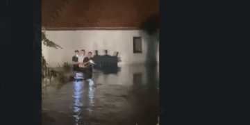 Vërshimet e mbrëmshme në Vushtrri, litarët përdoren për t’i shpëtuar banorët