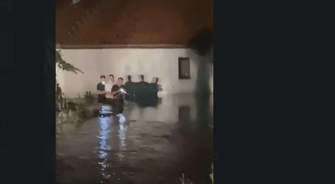 Vërshimet e mbrëmshme në Vushtrri, litarët përdoren për t’i shpëtuar banorët