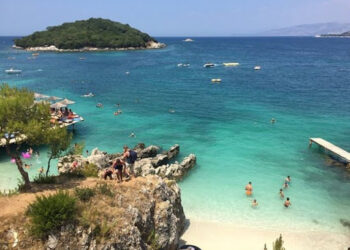 Bie nga lartësia në plazhet e Ksamilit, vdes një grua