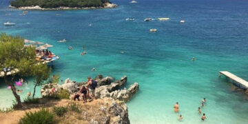 Bie nga lartësia në plazhet e Ksamilit, vdes një grua