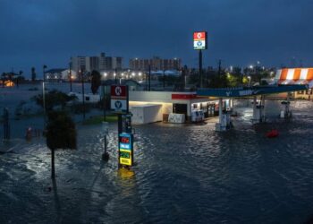 Mijëra të evakuuar pasi dy stuhi godasin jugun e SHBA-së