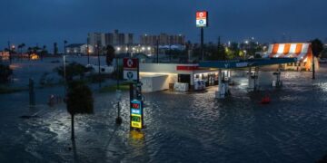 Mijëra të evakuuar pasi dy stuhi godasin jugun e SHBA-së