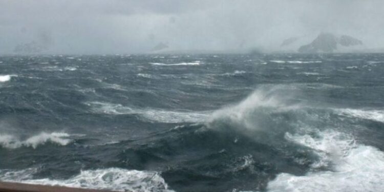 Stuhia zë familjen shqiptare në det: Shpëtohen 3 anëtarë, një grua ende nuk gjendet