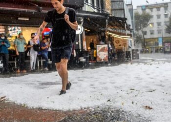 Moti i ligë godet Stambollin, veturat dëmtohen nga sasia e madhe e ujit dhe breshrit – ekipet e zjarrfikësve u dalin në ndihmë qytetarëve