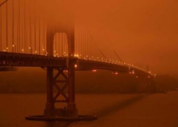 Kur “qielli digjet”: Pamje nga SHBA ku tymi e kthen qiellin në ngjyrë të portokalltë