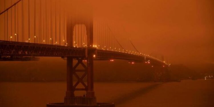 Kur “qielli digjet”: Pamje nga SHBA ku tymi e kthen qiellin në ngjyrë të portokalltë