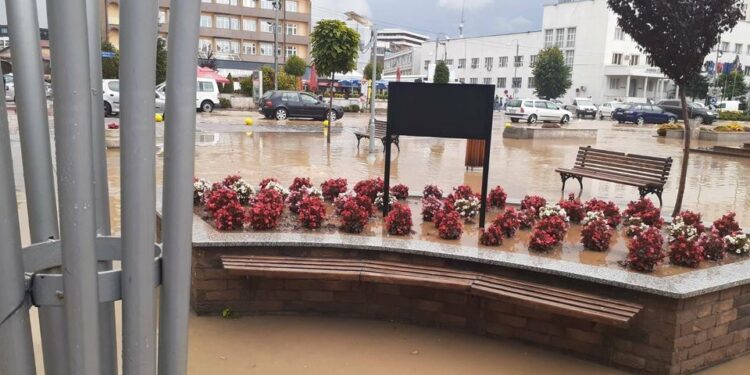 Përmbytje në Gjilan pas reshjeve të shiut